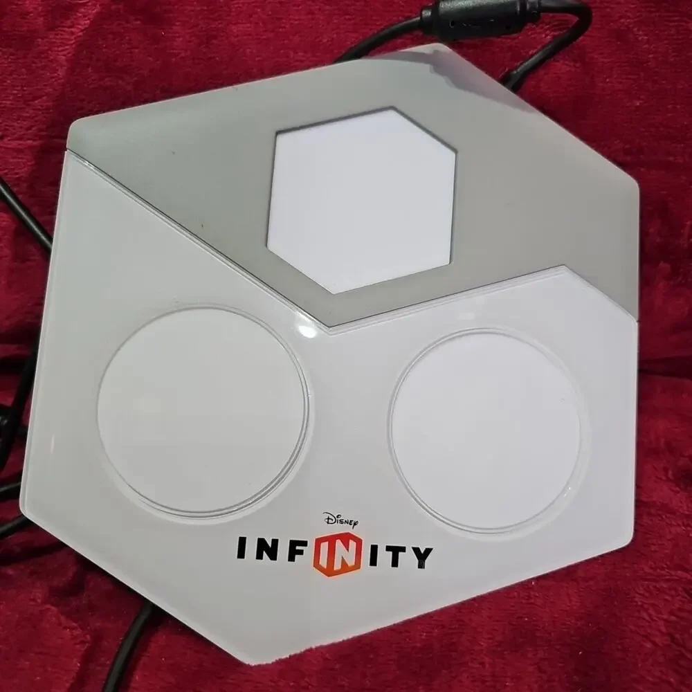 Disney Infinity - Cars - Crystal Piston Cup & Portal Base - Collectible